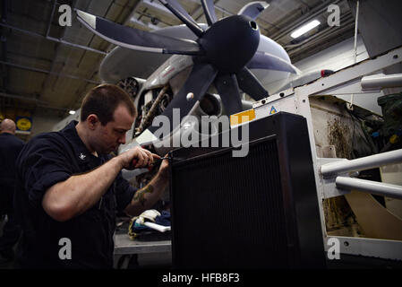 161201-N-IE397-067 MAR ROSSO (dec. n. 1, 2016) Petty Officer di terza classe Drake Chamberlain, da Burlington, Vt., esegue la manutenzione di un radiatore di un spotting dolly nella baia di hangar della portaerei USS Dwight D. Eisenhower CVN (69) (IKE). Chamberlain serve a bordo di IKE come un aereo attrezzature di supporto tecnico e consente di ispezionare, riparare e mantenere Ike aeromobili di attrezzature di supporto e veicoli. Ike e la sua portante strike gruppo vengono distribuiti a supporto di funzionamento inerenti risolvere, le operazioni di sicurezza marittima e di teatro la cooperazione in materia di sicurezza gli sforzi negli Stati Uniti Quinta Flotta area di oper Foto Stock