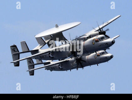 080330-N-9898L-018 Oceano Pacifico (30 marzo 2008) una coppia di E-2C Hawkeye il comando e il controllo aereo, assegnato al "re delle nazioni unite' di Carrier Airborne Early Warning Squadron (VAW ) 116, esegue una precisione fly-by durante un'aria di dimostrazione di potenza per l'equipaggio della portaerei USS Abraham Lincoln (CVN 72). Lincoln, imbarcato CVW-2, e il resto del Carrier Strike gruppo (CSG) 9 sono su una di sette mesi di distribuzione per gli Stati Uniti Quinta Flotta area di responsabilità. Stati Uniti Foto di Marina di Massa lo specialista di comunicazione di terza classe Geoffrey Lewis (rilasciato) E-2C Hawkeye formazione Foto Stock