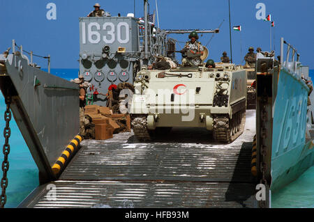 Un esercito Egiziano M113 corazzato personale filo portante convoglio di Royal Giordania veicoli militari trasferendo da un US Navy (USN) Landing Craft Utility (LCU-1630) imbarcazioni assegnato all assalto Craft unità uno (ACU-1), sulla spiaggia di Mubarek città militare, Egitto, in preparazione di un assalto anfibio landing dimostrazione a sostegno di esercitare la brillante stella 2005. L'esercizio è una parte importante del comando centrale degli Stati Uniti (USCENTCOM) teatro strategia di impegno ed è progettato per migliorare la prontezza di interoperabilità, rafforzare il militare e relazioni professionali tra forze partecipanti. Egiziano Foto Stock