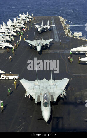 011109-N-0872M-507 a bordo della USS Enterprise (CVN 65) Novembre 9, 2001-- F-14 Tomcats preparare a prendere il via dal ponte di volo della USS Enterprise un tempo finale. Questa è stata l'ultima volta il 34 anno-vecchio aereo sarà la distribuzione sul supporto. USS Enterprise (CVN 65) sta tornando al suo homeport a Norfolk, Virginia dopo aver completato un periodo di sei mesi di distribuzione. Stati Uniti Navy foto dal fotografo il mate di prima classe, Martin Maddock. (RLEASED) Enterprise Tomcat Foto Stock