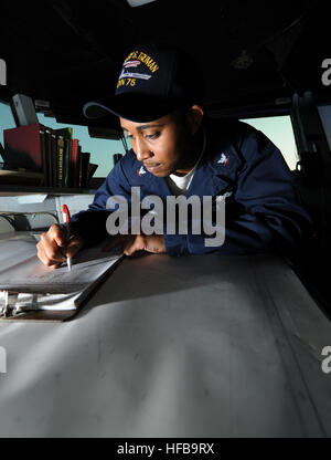 Petty Officer di terza classe Christian Evans, quartermaster, rende una voce del ponte della nave log a bordo della portaerei USS Harry Truman. Harry Truman è distribuito come parte di Harry Truman Carrier Strike gruppo sostenere le operazioni di sicurezza marittima e di teatro la cooperazione in materia di sicurezza gli sforzi negli Stati Uniti Quinta Flotta area di responsabilità. (U.S. Navy foto di Sottufficiali di terza classe Zachary Montgomery) ESSEX anfibio gruppo pronto 319783 Foto Stock