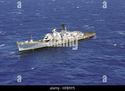 L'ultimo giorno di Forrest Sherman Cacciatorpediniere classe ex-USS HULL (DD 945). Lo scafo fu smantellata nel Luglio 11, 1983, colpito dalla nave della Marina Militare elenco a ottobre 15, 1983 e affondato il 7 aprile 1988, che serve come un a-mare target per un gunnery navale esercizio off costa Californiana Meridionale. Ex-Hull DD945 sinkex Foto Stock