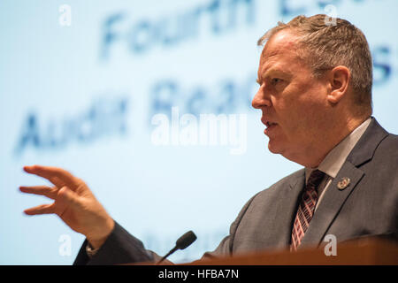 ALEXANDRIA, VA (Agosto 4, 2014) -- Il Vice Segretario della Difesa Bob gli indirizzi di lavoro top DoD leadership al DoD 4 station wagon miglioramento finanziario disponibilità Conferenza, 4 agosto 2014. Il lavoro affrontato aleggiano preoccupazioni di bilancio e il complessivo in avanti per il ministero della difesa. DoD foto di Sottufficiali di 2a classe di Sean male/rilasciato. 140804-N-AF077-009 (14641569420) Foto Stock