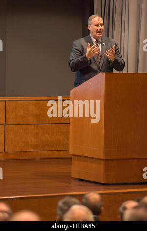 ALEXANDRIA, VA (Agosto 4, 2014) -- Il Vice Segretario della Difesa Bob gli indirizzi di lavoro top DoD leadership al DoD 4 station wagon miglioramento finanziario disponibilità Conferenza, 4 agosto 2014. Il lavoro affrontato aleggiano preoccupazioni di bilancio e il complessivo in avanti per il ministero della difesa. DoD foto di Sottufficiali di 2a classe di Sean male/rilasciato. 140804-N-AF077-099 (14641752507) Foto Stock