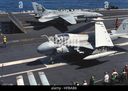 Un US Navy (USN) F-14A Tomcat, Fighter Squadron 301 (VF-301), Devil's discepoli, Naval Air Station (NAS) Miramar, California (CA), nella casella si prepara a lanciare fuori del ponte dell'USN classe Nimitz portaerei USS NIMITZ CVN (68). In primo piano è un USN A-6E intruso, dal squadrone di attacco 304 (VA-304), Firebirds, NAS Alameda, California (CA), di rullaggio da. F-14A e A-6E di CVWR-30 USS Nimitz 1992 Foto Stock