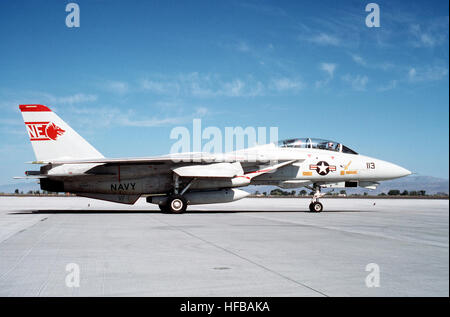 È una vista laterale destra di un Fighter Squadron 1 (VF-1) F-14A Tomcat aeromobile preparando per il decollo. F-14 Tomcat VF-1 Foto Stock