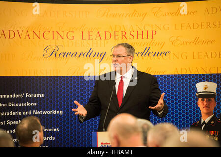 QUANTICO, Va (ott. 15, 2014) -- Il Vice Segretario della Difesa Bob opera consegna il keynote address al Marine Corps Association e la Fondazione per lo sviluppo di combattimento cena presso il Club a Quantico in Quantico, Va. 15 ottobre 2014. Il lavoro ha parlato dello stato del Marine Corps e il futuro della forza di combattimento. DoD foto di Sottufficiali di 2a classe di Sean male/rilasciato. 141015-N-AF077-003 (15362998978) Foto Stock