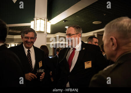 QUANTICO, Va (ott. 15, 2014) -- Il Vice Segretario della Difesa Bob lavoro risate con i partecipanti prima di erogare il keynote address al Marine Corps Association e la Fondazione per lo sviluppo di combattimento cena presso il Club a Quantico in Quantico, Va. 15 ottobre 2014. Il lavoro ha parlato dello stato del Marine Corps e il futuro della forza di combattimento. DoD foto di Sottufficiali di 2a classe di Sean male/rilasciato. 141015-N-AF077-190 (15546454021) Foto Stock