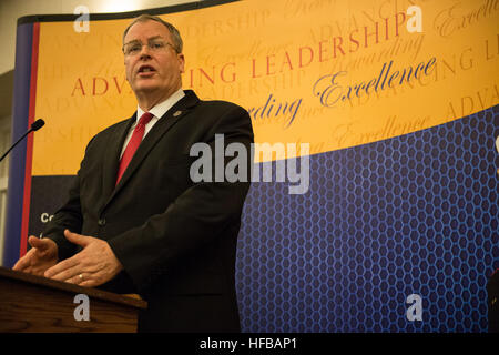 QUANTICO, Va (ott. 15, 2014) -- Il Vice Segretario della Difesa Bob opera consegna il keynote address al Marine Corps Association e la Fondazione per lo sviluppo di combattimento cena presso il Club a Quantico in Quantico, Va. 15 ottobre 2014. Il lavoro ha parlato dello stato del Marine Corps e il futuro della forza di combattimento. DoD foto di Sottufficiali di 2a classe di Sean male/rilasciato. 141015-N-AF077-234 (15549132995) Foto Stock