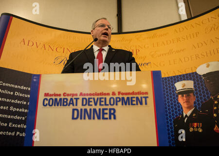 QUANTICO, Va (ott. 15, 2014) -- Il Vice Segretario della Difesa Bob opera consegna il keynote address al Marine Corps Association e la Fondazione per lo sviluppo di combattimento cena presso il Club a Quantico in Quantico, Va. 15 ottobre 2014. Il lavoro ha parlato dello stato del Marine Corps e il futuro della forza di combattimento. DoD foto di Sottufficiali di 2a classe di Sean male/rilasciato. 141015-N-AF077-240 (15525424776) Foto Stock