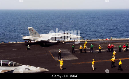 140623-N-CZ979-011 GOLFO ARABICO (23 giugno 2014) un'F/A-18C Hornet attaccato al "Golden guerrieri" di Strike Fighter Squadron (VFA) 87, si lancia dal ponte di volo della portaerei USS George H.W. Bussola (CVN 77). George H.W. Bush è sostenere le operazioni di sicurezza marittima e di teatro la cooperazione in materia di sicurezza gli sforzi negli Stati Uniti Quinta Flotta area di responsabilità. (U.S. Foto di Marina di Massa lo specialista di comunicazione di terza classe Giosuè Card/RILASCIATO) F-18C di VFA-87 lanciando dal USS GHW Bush (CVN-77) nel giugno 2014 Foto Stock