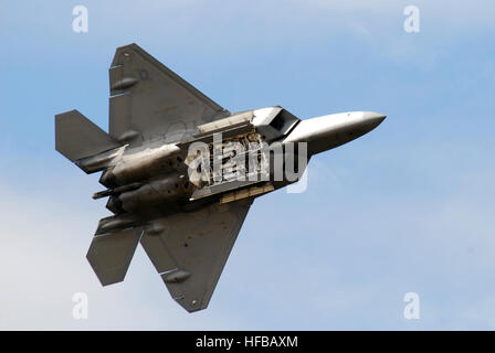 080921-N-4469F-017 Virginia Beach, Va. (sett. 21, 2008) un F-22 Raptor mostra la folla come resta furtivo mentre trasportare armi in volo da ciclismo è armi bay porte durante il cinquantesimo anniversario Naval Air Station Oceana Air Show. La tre giorni di evento segnato 50 anni di aria mostra al NAS Oceana e le esibizioni di Marina di dimostrazione di volo team Blue Angels e della Marina parachute jump team, il salto delle rane, così come una varietà di manifestazioni aeree e visualizza statico di aerei militari e civili. Stati Uniti Foto di Marina di Massa lo specialista di comunicazione di prima classe ed Foto Stock