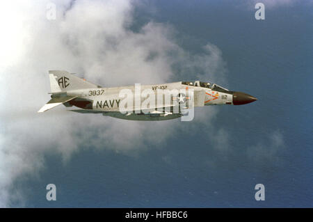 Un aria-aria - Vista laterale destra di un Fighter Squadron (VF-102) F-4 Phantom II aeromobili. F-4J VF-102 Foto Stock