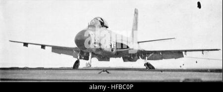 F2H-3 Banshee crash VF-23 sulla USS Essex (CVA-9) c1954 Foto Stock