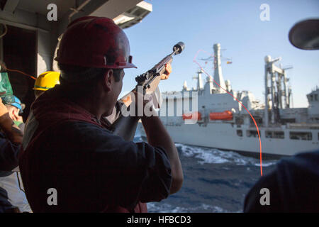 160401-N-KW492-108 MAR ROSSO (1 aprile 2016) da bombardieri Mate 3° di classe Johnathan Sanchez, da Las Cruzes, Nuovo Messico, incendi un shotline da bordo l'assalto anfibio nave USS Kearsarge (LHD 3) durante un rifornimento in mare con il Royal Fleet Auxiliary (RFA) nave Fort Victoria (A387). Kearsarge è l'ammiraglia per il Kearsarge Amphibious Ready Group (ARG) e, con l'avviato 26 Marine Expeditionary Unit (MEU), è distribuito come supporto di le operazioni di sicurezza marittima e di teatro la cooperazione in materia di sicurezza gli sforzi negli Stati Uniti Quinta Flotta area di operazioni. (U.S. Navy foto di comunicazione di massa S Foto Stock