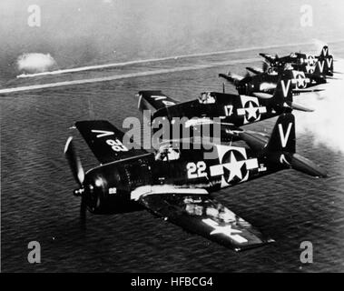 F6F-5 Hellcats dalla base navale di riserva d'aria Glenview in volo verso la fine degli anni quaranta Foto Stock