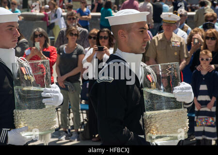 160416-N-BK435-139 di Washington (16 aprile 2016) DEGLI STATI UNITI Navy cerimoniale della Guardia marinaio Benjamin Dagostino, destra e marinaio Bradley Biggs, sinistra, portare l'acqua dai sette mari e Grandi Laghi per il XXV benedizione annuale delle flotte cerimonia presso l'U.S. Navy Memorial. La Benedizione delle flotte rituale è destinato a salvaguardare gli equipaggi delle navi e dal pericolo di mari attraverso una benedizione data da un sacerdote a bordo dell'acqua. Durante la cerimonia, marinai DA PARTE DEGLI STATI UNITI Marina di guardia cerimoniale e marines DA PARTE DEGLI STATI UNITI Caserma marini, Washington DC, procede attraverso la outdoor plaza "Gra Foto Stock