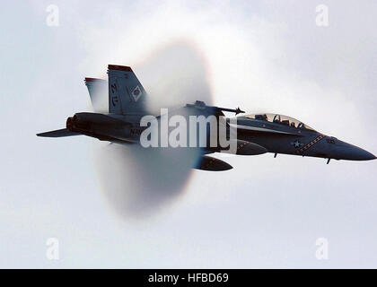 Da qualche parte al di sopra del Mare delle Filippine un US Navy (USN) F/A-18F Super Hornet, Strike Fighter Squadron 102 (VFA-102), Diamondbacks, Naval Air Station (NAS) Atsugi, Giappone (JPN), rompe la barriera del suono durante un fly-by sulla portaerei USS Kitty Hawk (CV 63) [non mostrato]. FA-18 Super Hornet VFA-102 Foto Stock