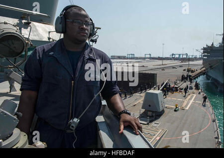 151002-N-VC236-005, Manama Bahrain (ott. 2, 2015) - Quartermaster marinaio Darian Pearson, da Morganton, N.C., guarda fuori dal ponte di tribordo ala come guidato-missile destroyer USS Farragut (DDG 99) si diparte, Manama Bahrain. Farragut è distribuito negli Stati Uniti Quinta Flotta area di operazioni come parte di Theodore Roosevelt Carrier Strike gruppo supporto di funzionamento inerenti risolvere, colpire le operazioni in Iraq e Siria come diretto, le operazioni di sicurezza marittima e di protezione del teatro le iniziative di cooperazione nella regione. (U.S. Foto di Marina di Massa lo specialista di comunicazione di terza classe Jackie Hart/RILASCIATO) F Foto Stock