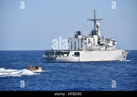 160523-N-XT273-093 Mare Mediterraneo (23 maggio 2016) i marinai italiani e Marines partecipare ad una simulazione di visita, scheda, ricerca e sequestro trapano di imbarco a bordo della Royal nave marocchina P611 durante l'esercizio Phoenix Express 2016 maggio 23. Phoenix Express è un U.S. Africa Command-sponsorizzato multinazionale esercizio marittimo progettato per aumentare la sicurezza marittima e la sicurezza nel Mediterraneo. (U.S. Foto di Marina di Massa lo specialista di comunicazione 2a classe Justin Stumberg/RILASCIATO) 160523-N-XT273-093 Foto Stock