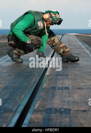 Petty Officer di terza classe Kenneth Londra file frese in una catapulta trogolo navetta tra operazioni di volo a bordo della Nimitz-class portaerei USS George Washington. Il permanentemente in avanti distribuito George Washington Carrier Strike gruppo sta conducendo attività di formazione nell'Oceano Pacifico per innalzare il livello di prontezza operativa. Rifilare le bruciature a bordo della USS George Washington 128356 Foto Stock