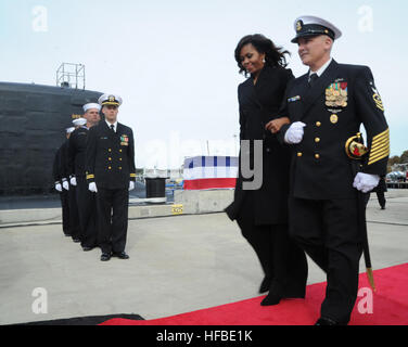 161029-N-HI707-053 Groton, Connecticut. (Ott. 29, 2016) la First Lady Michelle Obama, navi sponsor della USS Illinois (SSN 786), arriva al momento della messa in funzione cerimonia su Naval base sottomarina di New London, Ott. 29. USS Illinois è la U.S. NavyÕs xiii Virginia-Class sottomarino di attacco e la quarta nave prende il nome per lo stato di Illinois. (U.S. Navy foto di Chief Petty Officer Darryl I. legno/RILASCIATO) la First Lady Michelle Obama, navi sponsor della USS Illinois (SSN 786), arriva al momento della messa in funzione cerimonia su Naval base sottomarina di New London (30013824153) Foto Stock