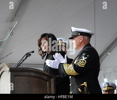 161029-N-HI707-293 Groton, Connecticut. (Ott. 29, 2016) la First Lady Michelle Obama annuncia "portare la nave alla vita" che spinge i suoi membri di equipaggio per gara attraverso la fronte e cadere in formazione a bordo della USS Illinois (SSN 786) durante la messa in funzione di cerimonia su Naval base sottomarina di New London, Ott. 29. USS Illinois è la U.S. NavyÕs xiii Virginia-Class sottomarino di attacco e la quarta nave prende il nome per lo stato di Illinois. (U.S. Navy foto di Chief Petty Officer Darryl I. legno/RILASCIATO) la First Lady Michelle Obama annuncia "portare la nave alla vita" che spinge i suoi membri di equipaggio per gara attraverso la fronte e cadere i Foto Stock