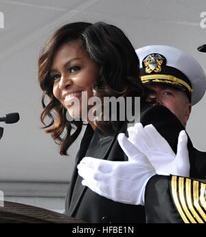 161029-N-HI707-293 Groton, Connecticut. (Ott. 29, 2016) la First Lady Michelle Obama annuncia "portare la nave alla vita" che spinge i suoi membri di equipaggio per gara attraverso la fronte e cadere in formazione a bordo della USS Illinois (SSN 786) durante la messa in funzione di cerimonia su Naval base sottomarina di New London, Ott. 29. USS Illinois è la U.S. NavyÕs xiii Virginia-Class sottomarino di attacco e la quarta nave prende il nome per lo stato di Illinois. (U.S. Navy foto di Chief Petty Officer Darryl I. legno/RILASCIATO) la First Lady Michelle Obama annuncia "portare la nave alla vita" che spinge i suoi membri di equipaggio per gara attraverso la fronte e cadere i Foto Stock