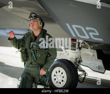 130814-N-ZZ999-111 EGLIN AIR FORCE BASE, Fla. (Agosto 14, 2013) Lt. La Cmdr. Chris Tabert, assegnato a Strike Fighter Squadron (VFA) 101, conduce una ispezione pre-volo di un F-35C Lightning II aeromobili prima lo squadrone il primo locale sortie. La F-35C è il vettore variante del Joint Strike Fighter. Agv 101, basato a Eglin Air Force Base, serve come la F-35C SOSTITUZIONE DELLA FLOTTA Squadron, sia una formazione equipaggi e personale di manutenzione di volare e riparare la F-35C. (U.S. Navy Foto cortesia di Lockheed Martin da Liz Kaszynski/RILASCIATO) prima sortita 130814-N-ZZ999-111 Foto Stock