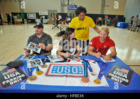 Stati Uniti Gli atleti olimpici Steven Holcomb, sinistra, bobsledder, Kelly Clark, snowboarder, e Andrew Weibrecht, sciatore alpino, firmare autografi e incontrare i membri militari e familiari a carico durante un fitness e salute fiera presso la base comune perla Harbor-Hickam Centro Fitness. Servizio militare i membri del Dipartimento di Difesa civili e gli appaltatori hanno partecipato alla fiera, incluse informazioni cabine, dimostrazioni e un camion dei pompieri tirare. (U.S. Foto di Marina di Massa lo specialista di comunicazione 1a classe Daniel Barker/RILASCIATO) Fitness e salute fair 140509-N-RI884-013 Foto Stock