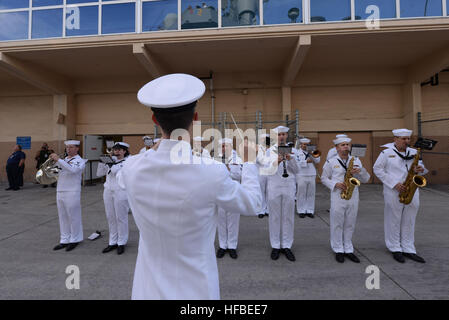 150504-N-LG762-006 PORT EVERGLADES (4 maggio 2015) Marina Sud-est di banda suona "Ancore Aweigh" come Arleigh Burke-class guidato-missile destroyer USS Cole (DDG 67) tira in flotta per settimana Port Everglades 2015. I marinai, Marine e le coste guardie da cinque navi partecipano alla XXV flotta annuale Settimana Port Everglades, un giro di celebrazione e di collaborazione con la comunità della Florida del Sud. (U.S. Foto di Marina di Massa Specialista comunicazione marinaio Zhiwei Tan/RILASCIATO) Flotta settimana Port Everglades 150504-N-LG762-006 Foto Stock