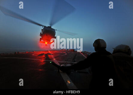 120519-N-WO496-007 GOLFO ARABICO (19 maggio 2012) Boatswain compagno del 2° classe Leon Simmons, assegnato all'guidato-missile destroyer USS Porter (DDG 78), segnali per una SH-60B Mare Hawk elicottero durante il deck-sbarco qualifiche. Porter è distribuito come parte dell'Enterprise Carrier Strike gruppo per gli Stati Uniti Quinta Flotta area di responsabilità condurre le operazioni di sicurezza marittima, teatro la cooperazione in materia di sicurezza gli sforzi e le missioni di sostegno come parte dell'Operazione Enduring Freedom. (U.S. Foto di Marina di Massa lo specialista di comunicazione di terza classe Alex R. Forster/rilasciato) - UFFICIALE DEGLI STATI UNITI Le immagini della marina - 12051 Foto Stock