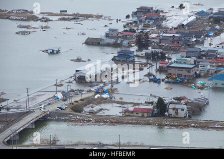 110318-M-HU778-007 minato, Giappone (18 marzo 2011) Una veduta aerea di Minato, Giappone, una settimana dopo un 9.0 terremoto di magnitudine e successiva dallo tsunami che ha devastato l'area. (U.S. Marine Corps photo by Lance Cpl. Ethan Johnson/rilasciato) - UFFICIALE DEGLI STATI UNITI Le immagini della marina - Vista aerea di Minato, Giappone dopo 9.0 terremoto di magnitudine. Foto Stock