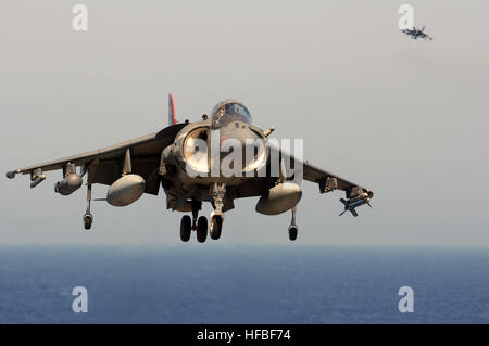 120305-N-S0729-264 Mar Cinese orientale (5 marzo 2012) Due AV-8B Harriers assegnato al Marine squadrone di attacco (VMA) 31 approccio la distribuita Amphibious Assault nave USS Essex (LHD 2). L'Essex è la nave di piombo del solo distribuita anfibio gruppo pronto. (U.S. Foto di Marina di Massa lo specialista di comunicazione 2a classe Adam M. Bennett/rilasciato) - UFFICIALE DEGLI STATI UNITI Le immagini della marina - AV-8B Harriers terra a bordo della USS Essex (LHD 2). Foto Stock