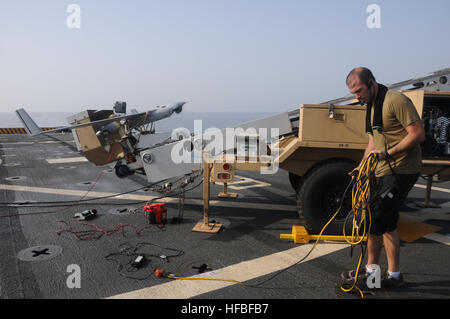 120826-N-QD718-005 U.S. 5TH FLOTTA AREA DI RESPONSABILITÀ (Agosto 26, 2012) un imprenditore a bordo a galla in avanti Base di Staging (Interim) USS Ponce (AFSB(i) 15) prepara una scansione Eagle Unmanned Aerial lancio del veicolo. Aquila di scansione è un drone sistema progettato per fornire più di sorveglianza, ricognizione di dati e danni sul campo di battaglia le missioni di valutazione. Ponce, precedentemente indicato come un trasporto anfibio dock, la nave è stata convertita e riclassificato in aprile a compiere una lunga U.S. Comando centrale richiesta per un AFSB per essere localizzati nella propria area di responsabilità. (U.S. Foto di Marina b Foto Stock