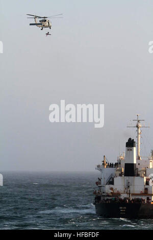 120820-N-ZZ999-008 Golfo di Aden (Agosto 20, 2012) Una SH-60B Mare Hawk elicottero assegnato all'elicottero Anti-Submarine Squadron luce (HSL) 42, DET. 8, imbarcato a bordo guidato-missile destroyer USS Winston S. Churchill (DDG 81), non raffigurato, conduce una evacuazione medica di un infortunio per un membro di equipaggio da panamense-contrassegnato, portarinfuse M/V Belde circa 110 miglia a nord di isola di Socotra, Oman. S. Winston Churchill è assegnato al comandante, Task Force (CTF) 150, conducendo contro il terrorismo e le operazioni di sicurezza marittima nel Golfo di Aden, Golfo di Oman, Mare Arabico, Mar Rosso e Ind Foto Stock