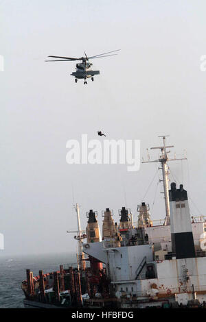 120820-N-ZZ999-006 Golfo di Aden (Agosto 20, 2012) Una SH-60B Mare Hawk elicottero assegnato all'elicottero Anti-Submarine Squadron luce (HSL) 42, DET. 8, imbarcato a bordo guidato-missile destroyer USS Winston S. Churchill (DDG 81), non raffigurato, conduce una evacuazione medica di un infortunio per un membro di equipaggio da panamense-contrassegnato, portarinfuse M/V Belde circa 110 miglia a nord di isola di Socotra, Oman. S. Winston Churchill è assegnato al comandante, Task Force (CTF) 150, conducendo contro il terrorismo e le operazioni di sicurezza marittima nel Golfo di Aden, Golfo di Oman, Mare Arabico, Mar Rosso e Ind Foto Stock