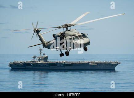 120520-N-DR144-525 OCEANO PACIFICO (20 maggio 2012) Una SH-60F Sea Hawk elicottero assegnato all'elicottero Anti-Submarine Squadron (HS) 15 vola oltre la Nimitz-class portaerei USS Carl Vinson (CVN 70) durante un aria di dimostrazione di potenza per avviato tiger cruise partecipanti. Carl Vinson e Carrier aria Wing (CVW) 17 sono in corso su una crociera di tiger dopo il completamento di un progetto di distribuzione per gli Stati Uniti La quinta e la settima flotta aree di operazioni. (U.S. Foto di Marina di Massa lo specialista di comunicazione 2a classe James R. Evans/rilasciato) - UFFICIALE DEGLI STATI UNITI Le immagini della marina - un elicottero vola passato USS Carl Vinson. Foto Stock