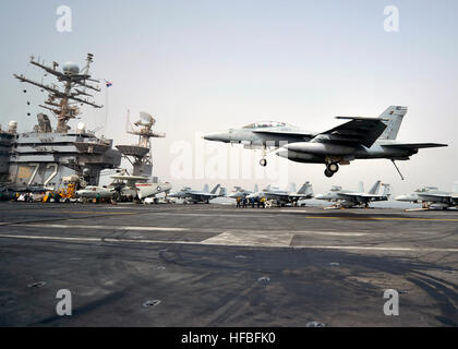120318-N-YB753-028 GOLFO ARABICO (18 marzo 2012) Un F/A-18F Super Hornet assegnati per il Bounty Hunters di Strike Fighter Squadron (VFA) 2 si prepara a terra sul ponte di volo dell'Nimitz-class portaerei USS Abraham Lincoln (CVN 72). Abraham Lincoln è distribuito negli Stati Uniti Quinta Flotta area di responsabilità condurre le operazioni di sicurezza marittima, teatro la cooperazione in materia di sicurezza gli sforzi e le missioni di sostegno come parte dell'Operazione Enduring Freedom. (U.S. Foto di Marina di Massa lo specialista di comunicazione 2a classe Brian Morales/rilasciato) - UFFICIALE DEGLI STATI UNITI Le immagini della marina - un getto si prepara a sbarcare su f Foto Stock