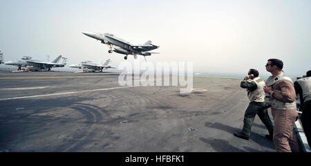 120318-N-YB753-025 GOLFO ARABICO (18 marzo 2012) Un F/A-18C Hornet assegnati ai gruppi di autodifesa di Strike Fighter Squadron (VFA) 151 si prepara a terra sul ponte di volo dell'Nimitz-class portaerei USS Abraham Lincoln (CVN 72). Abraham Lincoln è distribuito negli Stati Uniti Quinta Flotta area di responsabilità condurre le operazioni di sicurezza marittima, teatro la cooperazione in materia di sicurezza gli sforzi e le missioni di sostegno come parte dell'Operazione Enduring Freedom. (U.S. Foto di Marina di Massa lo specialista di comunicazione 2a classe Brian Morales/rilasciato) - UFFICIALE DEGLI STATI UNITI Le immagini della marina - un getto si prepara a terra sul volo de Foto Stock
