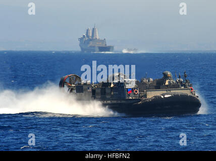 120827-N-YQ852-138 OCEANO PACIFICO (Agosto 27, 2012) Landing Craft Air Cushion (LCAC) 59, assegnato all assalto unità artigianali (ACU) 5, transita l'Oceano Pacifico durante un esercizio di certificazione (CERTEX). CERTEX è la pre-finale esercizio di distribuzione, il quale è destinato a rafforzare il blu-verde teamÕs capacità di operare insieme e rispondere alle diverse situazioni mentre distribuito. (U.S. Navy foto di comunicazione di massa di terza classe Shawnte Bryan/rilasciato) - UFFICIALE DEGLI STATI UNITI Le immagini della marina - Una Landing Craft Air Cushion transita l'Oceano Pacifico. Foto Stock