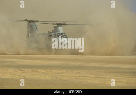 011202-N-6520M-005 Rhino Camp, Afghanistan (dec. n. 2, 2001) -- un corpo della marina degli Stati Uniti. CH-46 ÒSea KnightÓ elicottero atterra sul deserto atterraggio nome in codice ÒRhino.Ó Rhino è un forward-base di operazioni strategicamente situato all'interno dell'Afghanistan. Stati Uniti Navy Foto di PhotographerÕs mate 1. Classe Greg Messier. (Rilasciato) 011202-N-6520M-005 atterraggio nel deserto Foto Stock