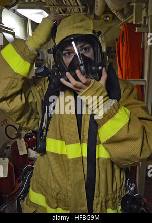 120825-N-NN926-009 Golfo di Aden (Agosto 25, 2012) Engineman Fireman Allison Hodge ha indossa un sistema antincendio ensemble durante un quartier generale praticare a bordo il trasporto anfibio dock nave USS New York (LPD 21). New York è parte di Iwo Jima anfibio gruppo pronto e viene distribuito come supporto del le operazioni di sicurezza marittima e di teatro la cooperazione in materia di sicurezza gli sforzi negli Stati Uniti Quinta Flotta area di responsabilità. (U.S. Foto di Marina di Massa lo specialista di comunicazione 2a classe Zane Ecklund/rilasciato) - UFFICIALE DEGLI STATI UNITI Le immagini della marina - un marinaio indossa un sistema antincendio ensemble. Foto Stock