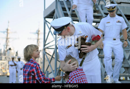 MAYPORT, Fla. (nov. 5, 2012) Chief Fire Controlman Shayne Campisi, assegnati alle visite-missili cruiser USS Vicksburg (CG 69), saluta i suoi figli durante la nave di homecoming celebrazione alla Naval Station Mayport. Vicksburg completato con successo una e la distribuzione finale dopo il funzionamento negli Stati Uniti Quinta Flotta area di responsabilità condurre le operazioni di sicurezza marittima, teatro la cooperazione in materia di sicurezza gli sforzi e le missioni di sostegno come parte dell'Operazione Enduring Freedom. (U.S. Foto di Marina di Massa Specialista comunicazione marinaio Damian Berg/RILASCIATO) 121105-N-TC587-075 Unisciti alla conversazione http://www.face Foto Stock