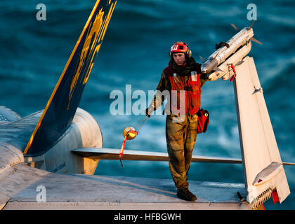 111203-N-BT887-175 GOLFO ARABICO (dec. n. 3, 2011) un marinaio rimuove il cappuccio da una fine-9 missile Sidewinder attaccato a un F/A-18C Hornet dai dragoni dorati di Strike Fighter Squadron (VFA) 192 a bordo della Nimitz-class portaerei USS John C. Stennis (CVN 74). John C. Stennis è distribuito negli Stati Uniti Quinta Flotta area di responsabilità condurre le operazioni di sicurezza marittima e le missioni di sostegno come parte delle operazioni Enduring Freedom e nuova alba. (U.S. Foto di Marina di Massa lo specialista di comunicazione di terza classe Benjamin Crossley/rilasciato) - UFFICIALE DEGLI STATI UNITI Le immagini della marina - un marinaio rimuove il cappuccio f Foto Stock