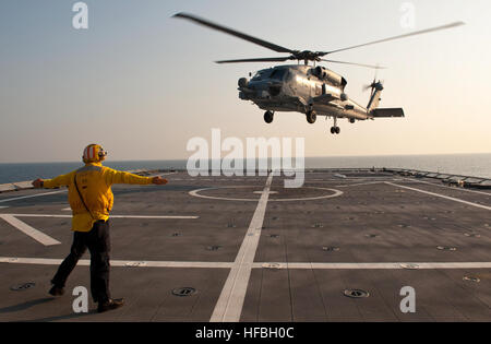 Boatswain's Mate 3rd Class segnala a un elicottero MH-60R Sea Hawk dell'Helicopter Maritime Strike Squadron (HSM) 74 di decollare dal ponte di volo della nave da combattimento litorale USS Independence (LCS 2) il 9 aprile 2012. L’equipaggio d’oro di Independence e il distaccamento 1 delle contromisure minerarie imbarcate stanno transitando a San Diego dopo il test del pacchetto di missioni di contromisure minerarie. Foto Stock
