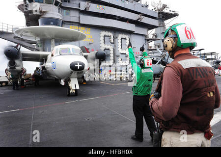 120815-N-RY232-117 Mare Arabico (15 agosto 2012) Airman Keri Bailey, assegnato all'Bluetails del Carrier Airborne Early Warning Squadron (VAW) 121, segnali al cockpit di un E-2C Hawkeye sul ponte di volo a bordo della Nimitz-class portaerei USS Dwight D. Eisenhower CVN (69). Dwight D. Eisenhower è distribuito negli Stati Uniti Quinta Flotta area di responsabilità condurre le operazioni di sicurezza marittima, teatro la cooperazione in materia di sicurezza gli sforzi e le missioni di sostegno come parte dell'Operazione Enduring Freedom. (U.S. Foto di Marina di Massa lo specialista di comunicazione 2a classe Julia A. Casper/rilasciato) - Gazzetta Foto Stock