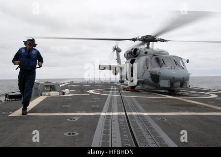 110711-N-ZI300-082 OCEANO PACIFICO (Luglio 11, 2011) di Boatswain Mate 3° di classe Jeremy Hernandez ritorna dalla parzializzazione e concatenazione una SH-60B Mare Hawk elicottero dopo l'atterraggio a bordo guidato-missile fregata USS Thach (FFG 43). Il SH-60B Mare Hawk è assegnato a Anti-Submarine Squadron luce (HSL) 44 e viene imbarcato a bordo della USS Boone (FFG 28). Thach e Boone sono dispiegati in Sud America il supporto di Mari del Sud 2011. (U.S. Foto di Marina di Massa lo specialista di comunicazione 1a classe Steve Smith/rilasciato) - UFFICIALE DEGLI STATI UNITI Le immagini della marina - Boatswain compagno del 3° di classe Jeremy Hernandez soffoca completo e Foto Stock