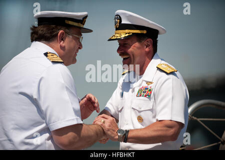 NORFOLK (17 aprile 2012) della Cmdr. Juan Escrigas, comandante della Marina spagnola frigate SPS Blas de Lezo (F103), accoglie a bordo posteriore di Adm. Michael C. Manazir, comandante del Carrier Strike gruppo (CSG) 8. Blas de Lezo è in Norfolk per 8 giorni di visita sponsorizzato da visite-missile destroyer USS Jason Dunham (DDG 109). (U.S. Foto di Marina di Massa lo specialista di comunicazione 2a classe William Jamieson/RILASCIATO) 120417-N-OV802-104 Unisciti alla conversazione http://www.facebook.com/USNavy http://www.twitter.com/USNavy http://navylive.dodlive.mil - UFFICIALE DEGLI STATI UNITI Navy - Immagini della Cmdr. Juan Escrigas, LEF Foto Stock