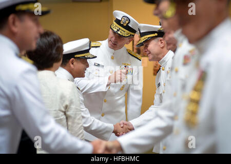 120828-N-WL435-148 WASHINGTON (Agosto 28, 2012) Capo di operazioni navali (CNO) Adm. Jonathan Greenert introduce Adm. Katsutoshi Kawano, Capo del personale del Giappone marittimo forza di autodifesa, di capi dipartimento su il CNO è il personale a conclusione di una piena cerimonia onorificenze e truppe ispezione presso il Museo della Marina presso il Washington Navy Yard. (U.S. Foto di Marina di Massa lo specialista di comunicazione 1a classe Peter D. Lawlor/rilasciato) - UFFICIALE DEGLI STATI UNITI Le immagini della marina - CNO introduce il capo del personale del Giappone marittimo Forza di Autodifesa ai capi dipartimento su il CNO è personale. Foto Stock